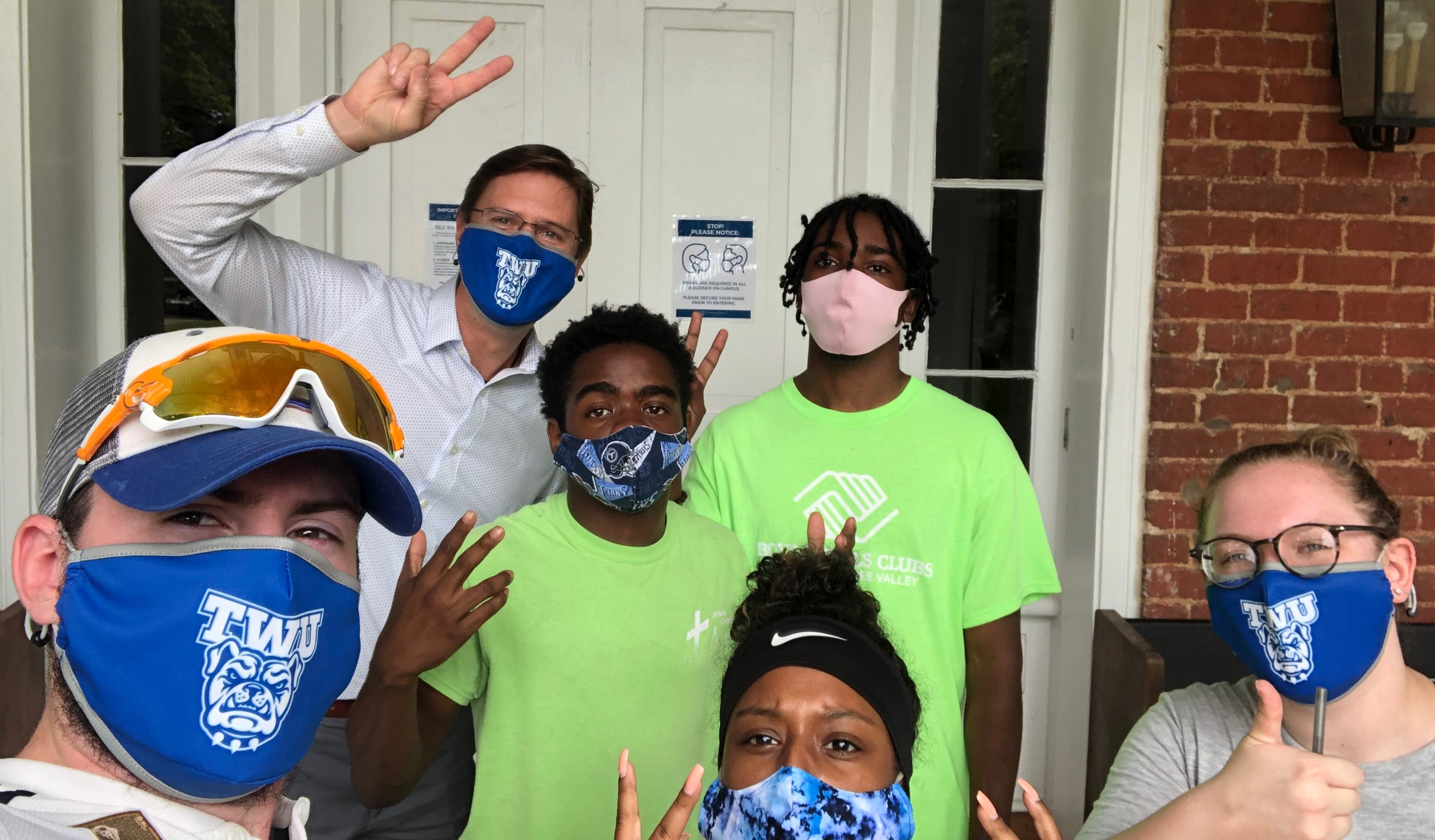 Dr. Willhite and a group of Orientation Leaders on the front steps of Old College, August 2020.